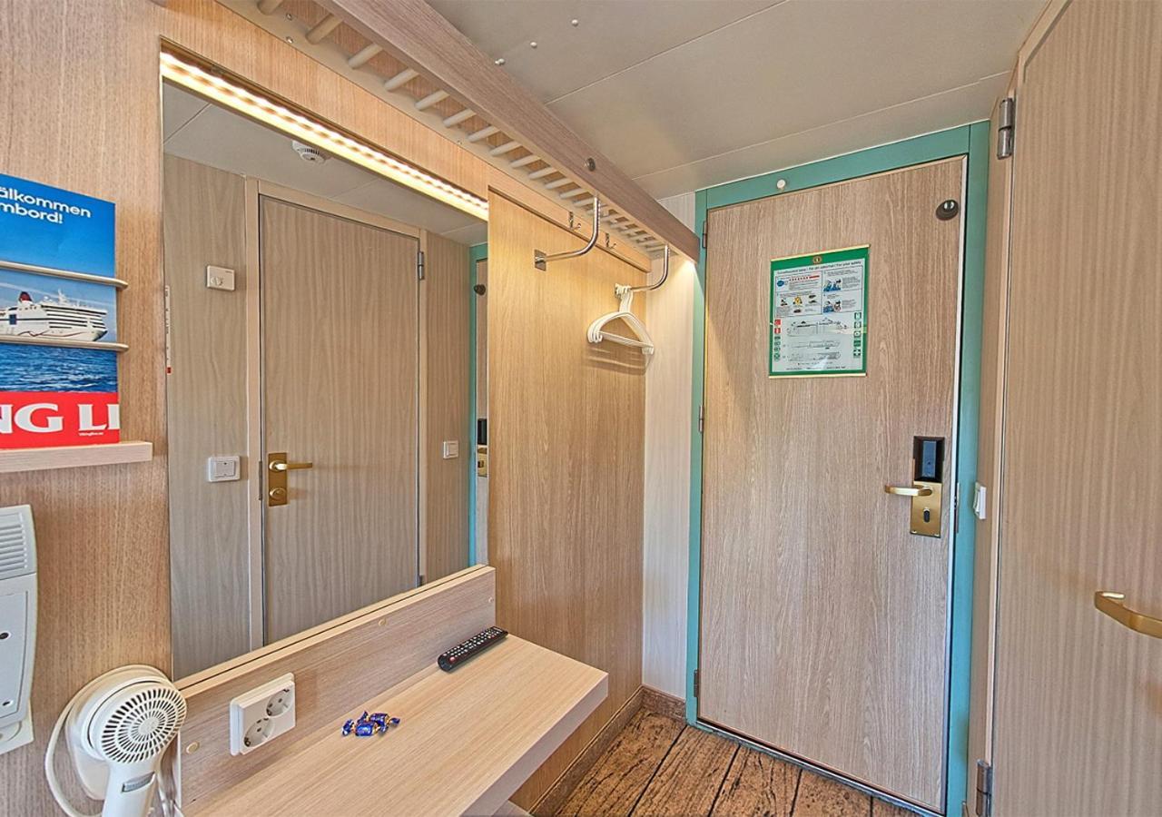 Viking Line Ferry Viking Cinderella - 2-Night Cruise Stockholm-Helsinki-Stockholm Hotell Rom bilde