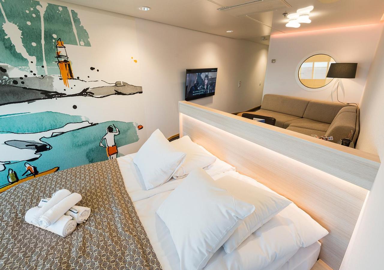 Viking Line Ferry Viking Cinderella - 2-Night Cruise Stockholm-Helsinki-Stockholm Hotell Rom bilde